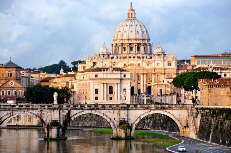 St. Peter's from Ponte Umberto. Photo: Ed Yourdon (CC BY-NC-SA 2.0)