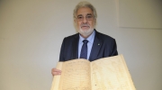 Plácido Domingo holding the original manuscript of Verdi's Simon Boccanegra at the Archivio Ricordi. Photo: Leonardo Gedalje