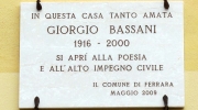 Plaque commemorating Giorgio Bassani at his family house in Ferrara, Italy Photo: Sailko CC BY-SA 3.0