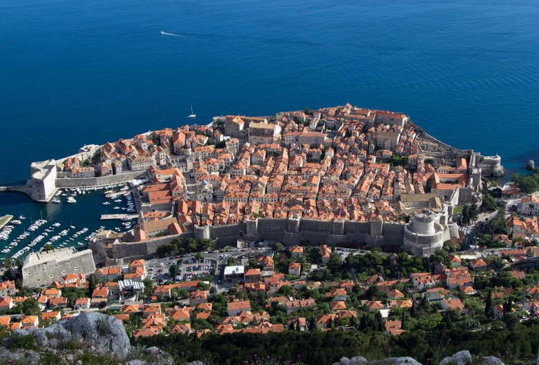 Dubrovnik faces two serious threats: a massive real-estate and golfing project on the plateau of Srdj hill and a significant increase in the number of cruise ships visiting the city. Photo: CC BY-NC-SA 2.0, Magnus von Koeller