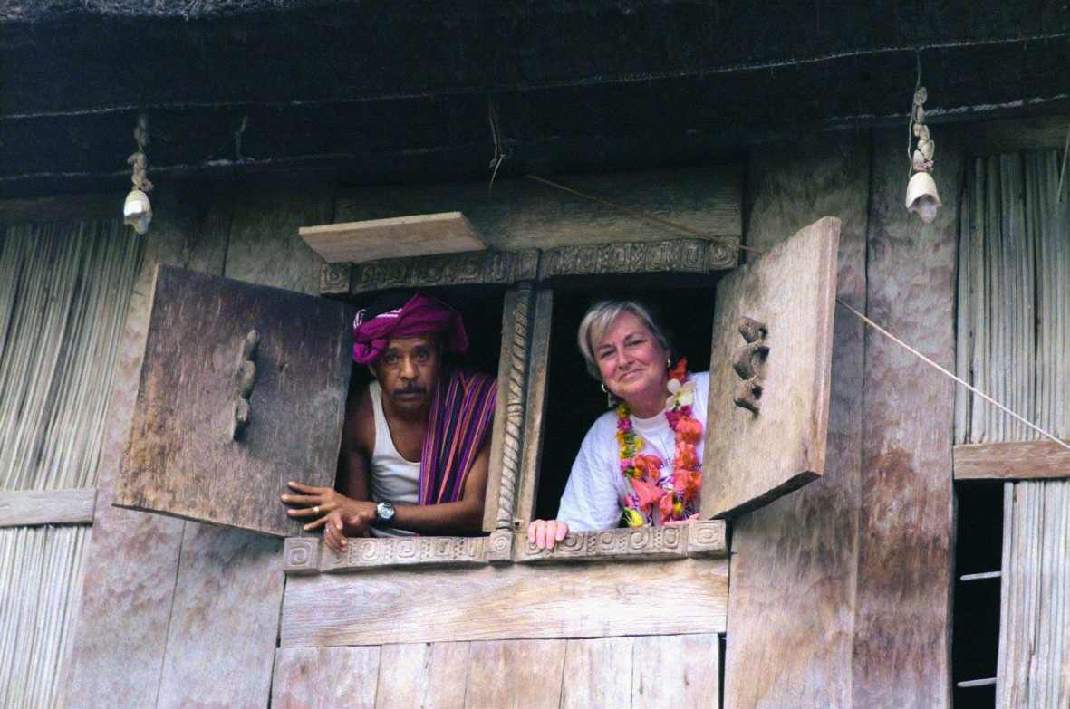 Helena Vaz da Silva in East Timor, at a historical and cultural journey promoted by Centro Nacional de Cultura, in 2001. Courtesy of Centro Nacional de Cultura.